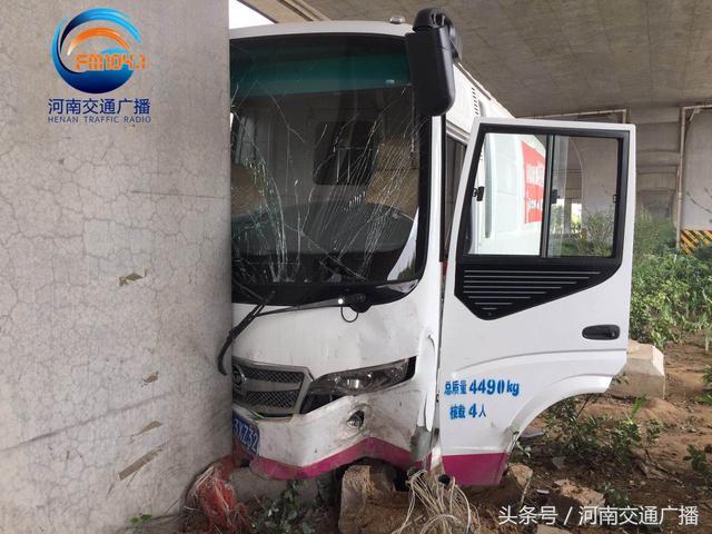 鄭州西三環(huán)一輛中巴車迎頭撞上橋墩網(wǎng)友:看著都疼